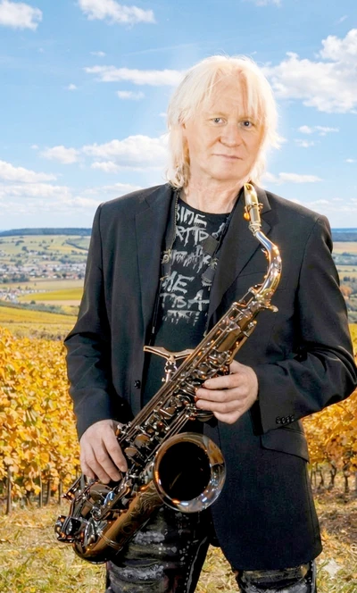 Couple à l’intérieur d’un tuk-tuk pendant une balade en Champagne